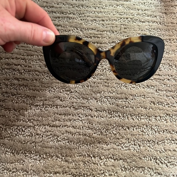 Burberry tortoiseshell sunglasses - Picture 3 of 9